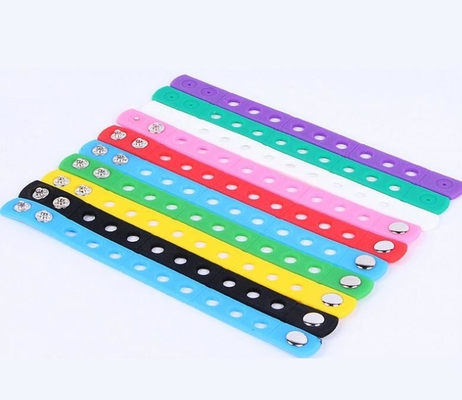 Gelang karet silikon hadiah olahraga disesuaikan dengan dengan pesona PVC