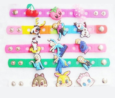Gelang karet silikon hadiah olahraga disesuaikan dengan dengan pesona PVC