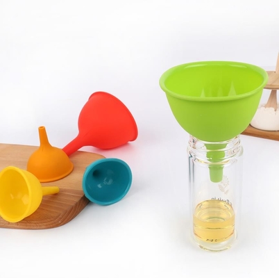 Ukuran M Corong Food Grade standar Silikon minyak Corong peralatan dapur
