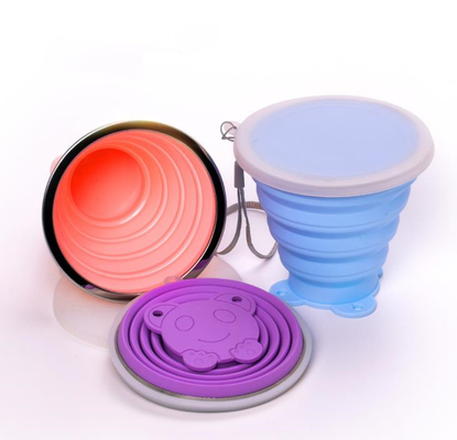 BPA Gratis Food Grade dilipat Silicone sport cup dengan lanyard panjang